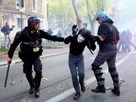 Một người biểu tình ở Rome bị cảnh sát bắt giữ.